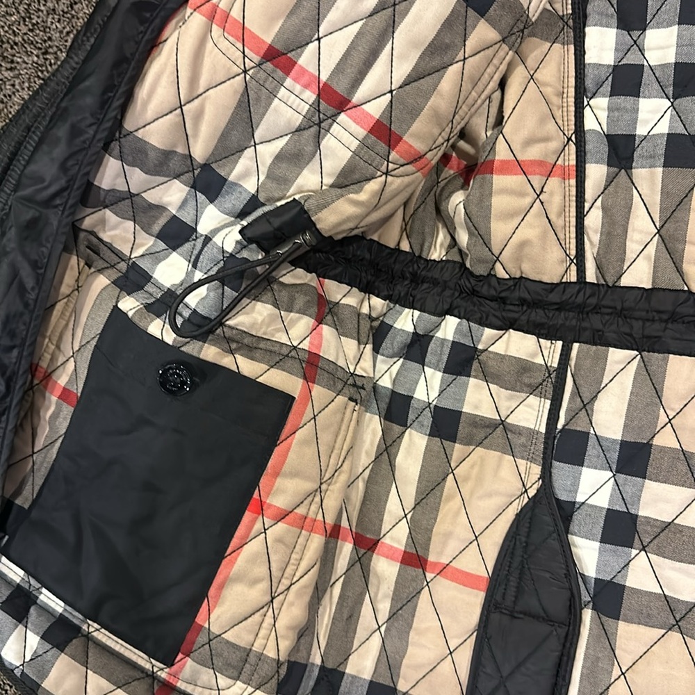 Burberry Black Quilted Puffer Jacket with Signature Check Cuffs - Picture 4 of 6